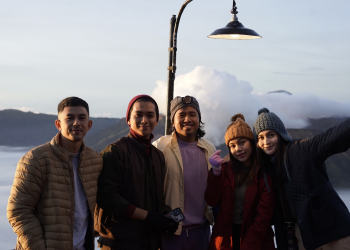 Kutukan Sembilan Setan Jadi Film Horror Perdana Joshua Suherman dan Fandy Christian