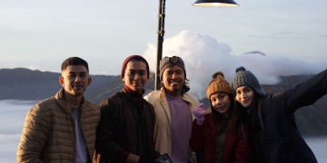 Kutukan Sembilan Setan Jadi Film Horror Perdana Joshua Suherman dan Fandy Christian