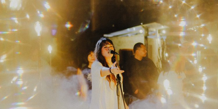 Wake Up, Iris! Libatkan POV Audiens dalam Pembuatan Video Live Session