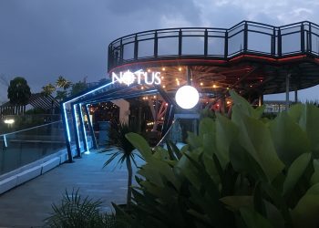 Pemandangan Cakrawala Kota Jakarta Spektakuler di Notus Dine & Sky Bar