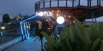 Pemandangan Cakrawala Kota Jakarta Spektakuler di Notus Dine & Sky Bar