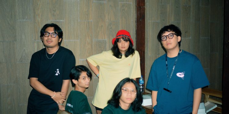 Ambil Sudut Pandang Romansa yang Monoton, Girl and Her Bad Mood Lepas “Loves Hates Loves”