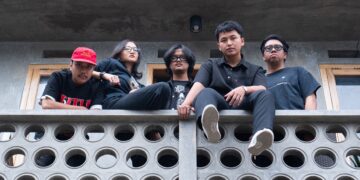 Potret Kehancuran Diri karena Cinta di Debut Maxi Single Milik Shallow Bloom, “Beneath The Shades Of Blue & Chronicle”