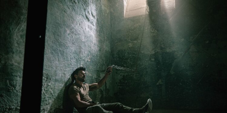 Dendam Membara Tentara Bayaran dalam Film “Hounds of War”