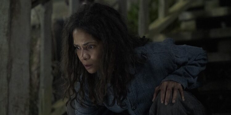 Seorang Ibu dan Kedua Anaknya Berusaha Bertahan Hidup di Dunia Distopia dalam Film “Never Let Go”