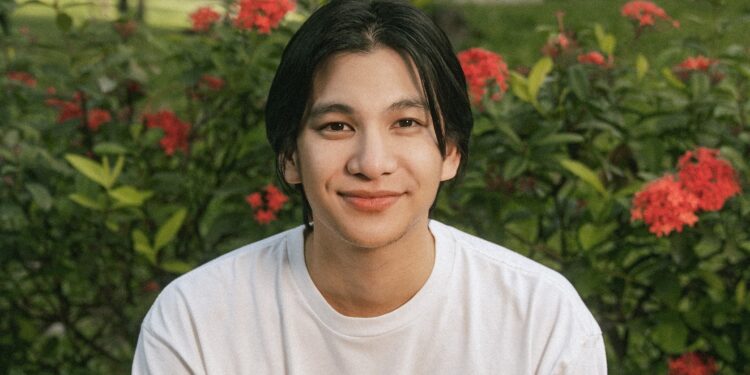 Phum Viphurit Memperkenalkan Paul Vibhavadi dan Dunianya di “The  Other Side”