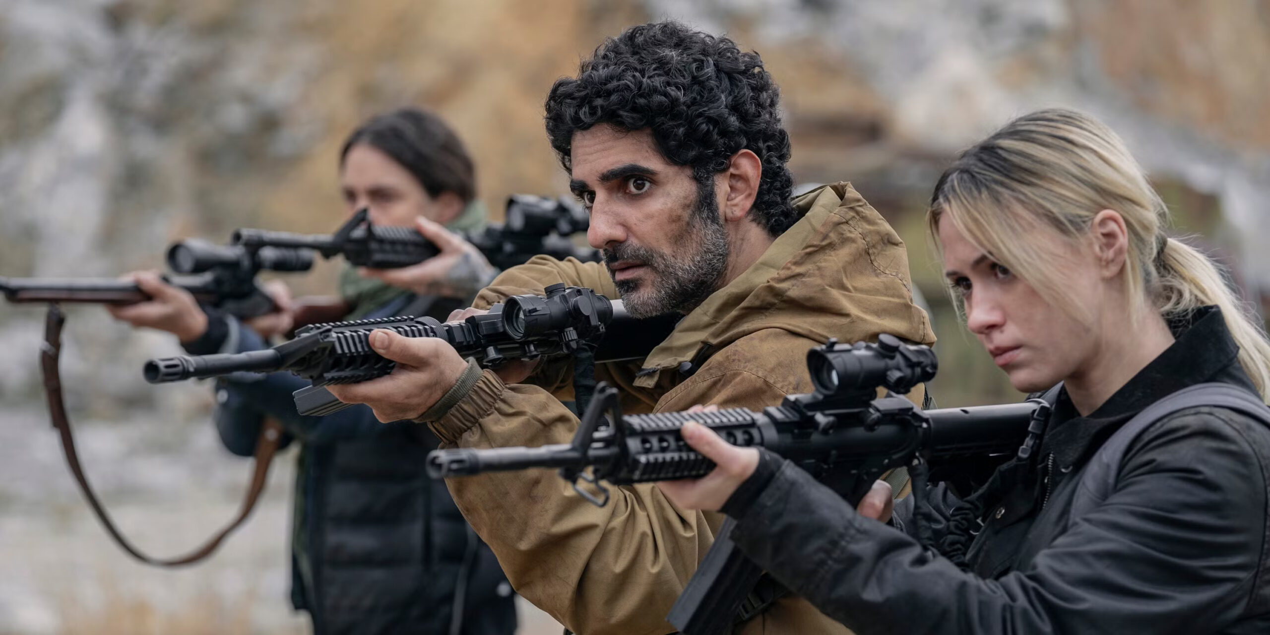 Reza Brojerdi sebagai Malik dan Maria Bakalova sebagai The Bomb di film Dirty Angels yang disutradarai oleh Martin Campbell