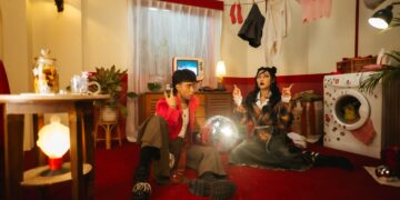 Isyana Sarasvati dan Vidi Aldiano Kolaborasi dalam “Frenemy”, Sebuah Lagu yang Penuh dengan Drama dan Keceriaan