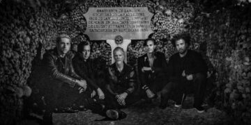 Queens of the Stone Age: Alive in the Catacombs – Konser Unik di Tengah Jutaan Tulang Manusia