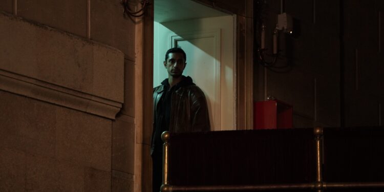 “Relay” – Thriller Paranoia Ala 70an dengan Sentuhan Anti-Teknologi 🔥📞