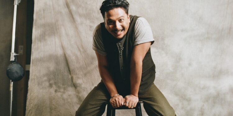 Sal Priadi Pulang Kampung Lewat Lagu “Malang Suantai Sayang” 🌆🎶