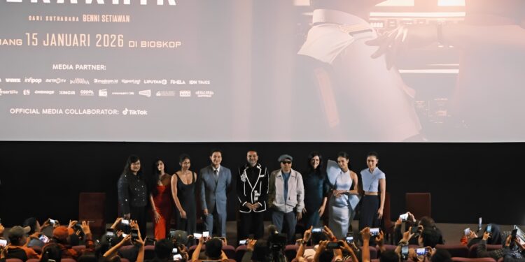 Di Balik Seragam Pramugari: “Penerbangan Terakhir” Angkat Luka Perempuan