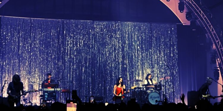 22 Lagu, Nol Kompromi: Wolf Alice Pukau Jakarta dalam Konser Penuh Energi