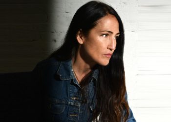 Api yang Tak Pernah Padam: Joan As Police Woman Nyalakan Ulang “Eternal Flame” dengan Energi Baru