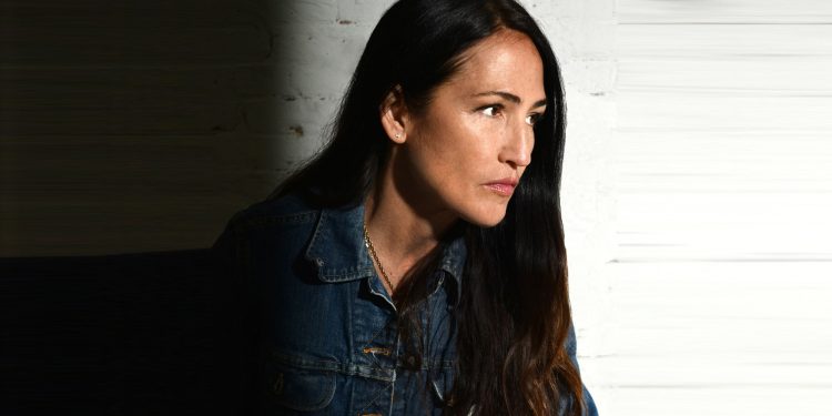 Api yang Tak Pernah Padam: Joan As Police Woman Nyalakan Ulang “Eternal Flame” dengan Energi Baru